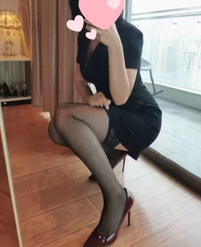 喷水池性感少妇，美腿一绝